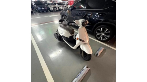 機車獨占汽車格 新竹巨城硬起來鎖車 網友敲碗問後續