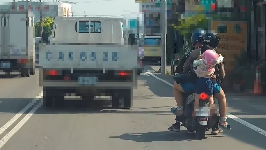騎機車超危險三貼「孩童懸空晃動」單手抓嬤肩膀!誇張畫面網怒轟⋯警方出手了