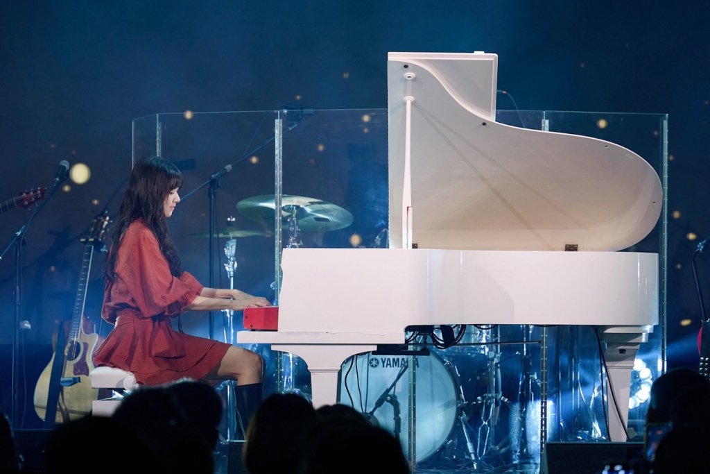 林逸欣猛搬「3樂器」生日開唱! 老公化身現場總監「忙奔全場」超甜蜜