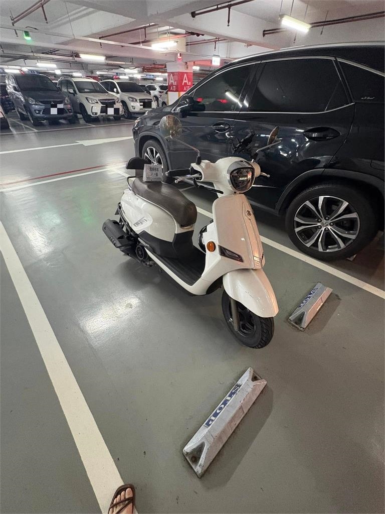 機車獨佔汽車格 百貨商場硬起來上鎖!網笑:偽裝成重機?