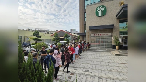 溪湖農會現貪食蛇排隊人潮 鄉親瘋搶「葡萄乖乖」