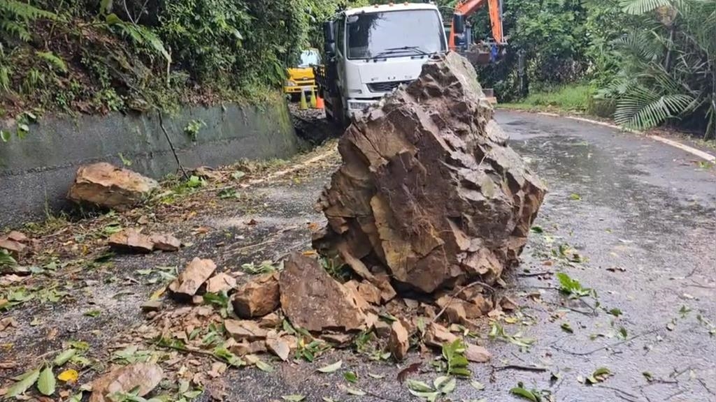 天降巨石！宜蘭員山鄉「蜊埤路」落石擋道　雙向交通中斷