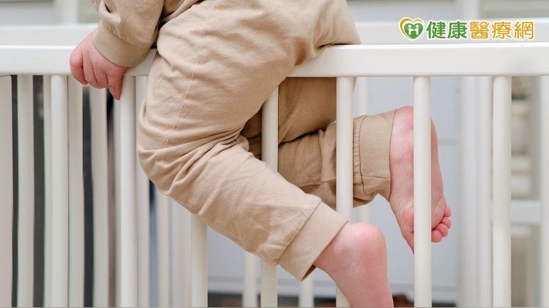 三歲童上舖跌落以為沒事　隔日清晨反覆嘔吐送醫緊急開顱救回一命