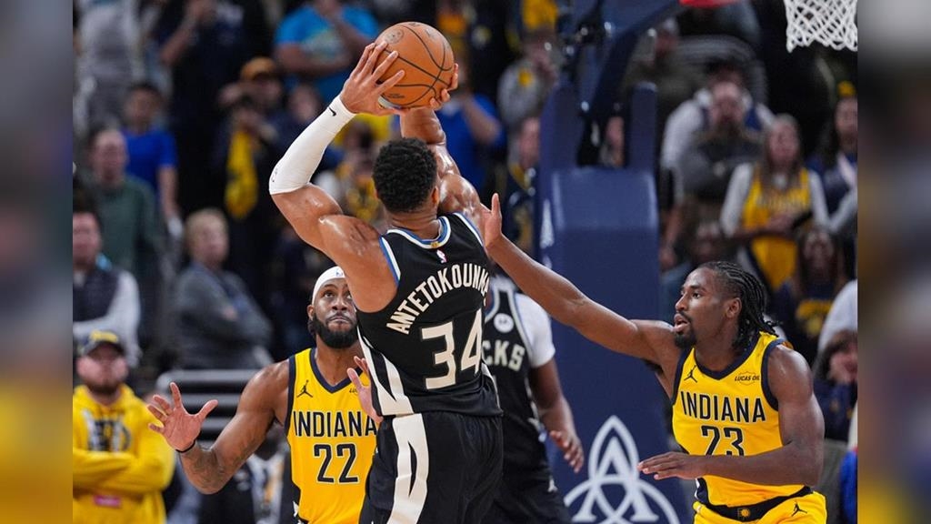 NBA(影)／協防過來也擋不住！字母哥翻身跳投絕殺溜馬全場球迷驚呆