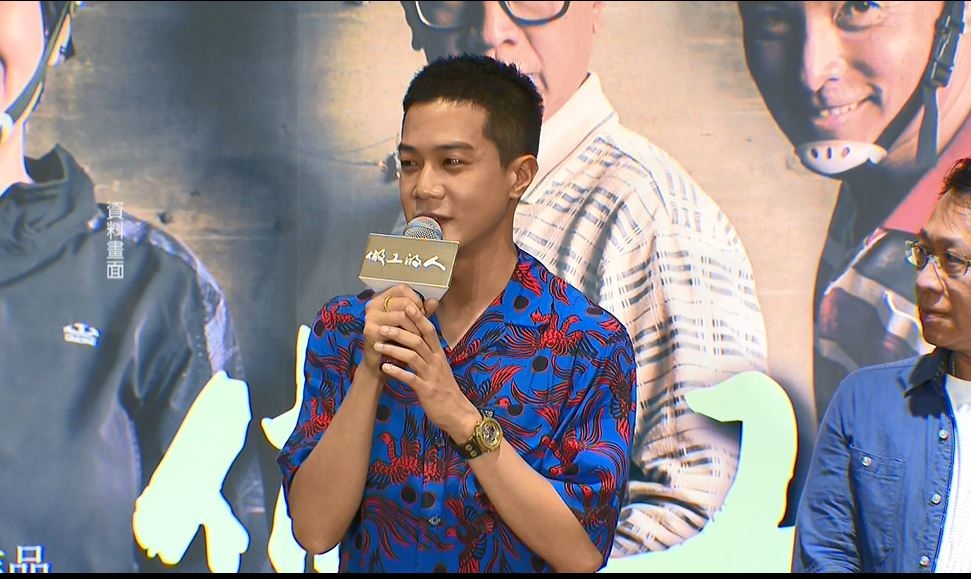 閃兵藝人+1 薛仕凌赴警局自首 訊後30萬元交保