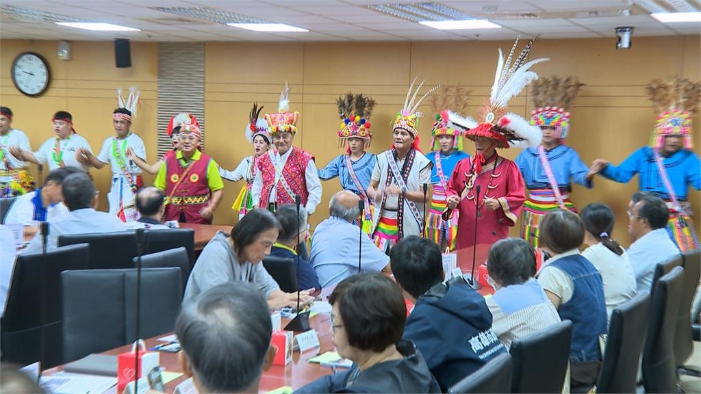 「高雄豐潮」原住民族聯合豐年節 族人替陳其邁穿上「霞披」