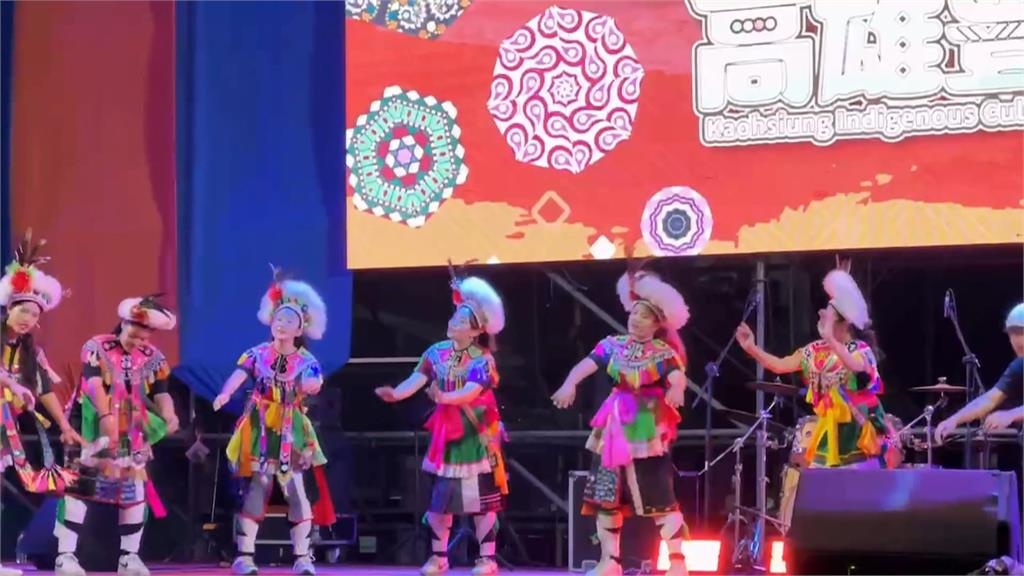 「高雄豐潮」原住民族聯合豐年節 族人替陳其邁穿上「霞披」