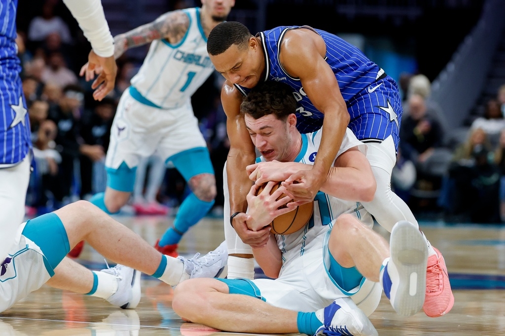 NBA(影)/魔術防守悍將惡意犯規太超過! 遭裁判驅逐出場球隊也輸球