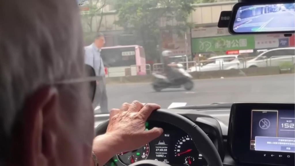 方向盤10點10分握法已落伍！日專家親揭長途「正確駕駛3姿勢」