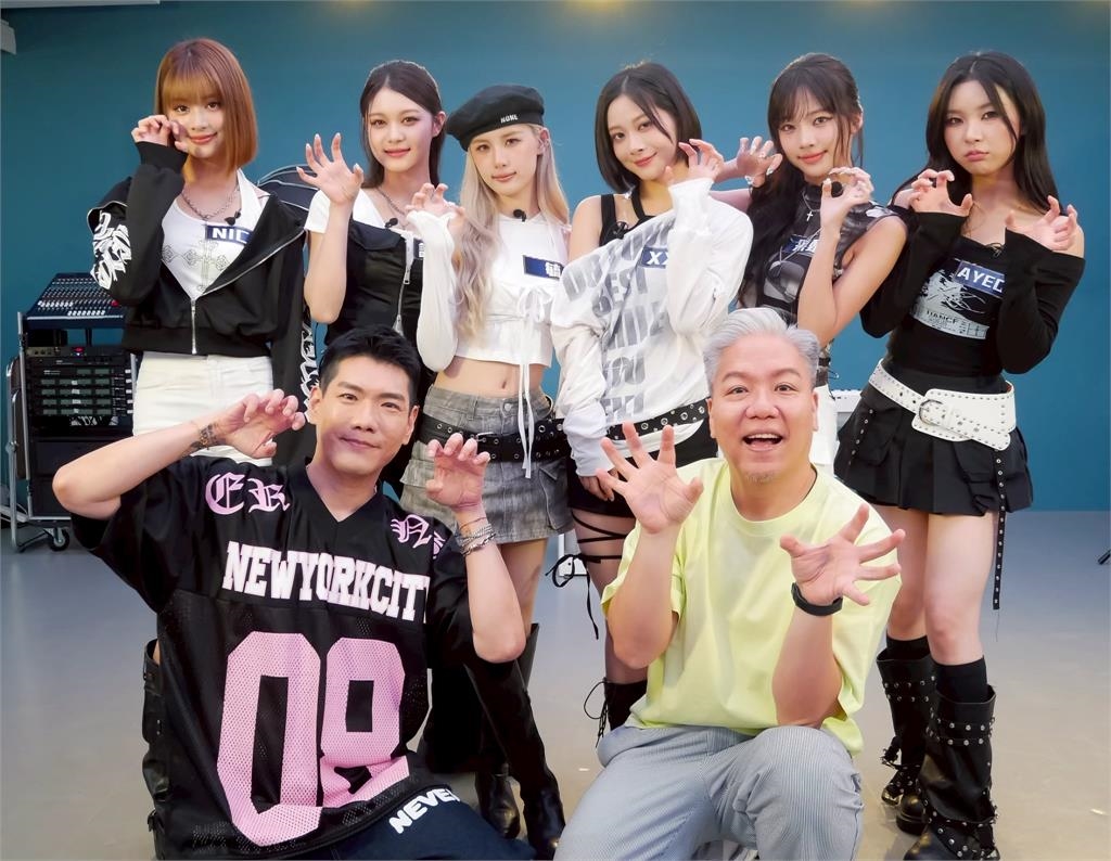 「幻藍小熊」采甄〈BADASS〉耍性感蹲下自稱「老了」！團長XXIN徒手抓蟑螂