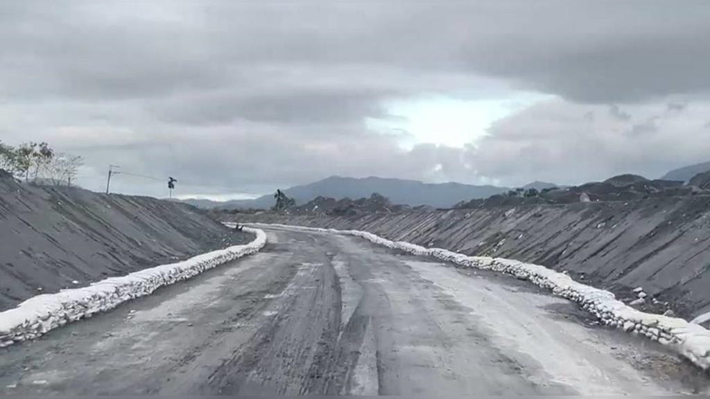 光復災後現況太驚人　佛祖街淤泥如「黑部立山」