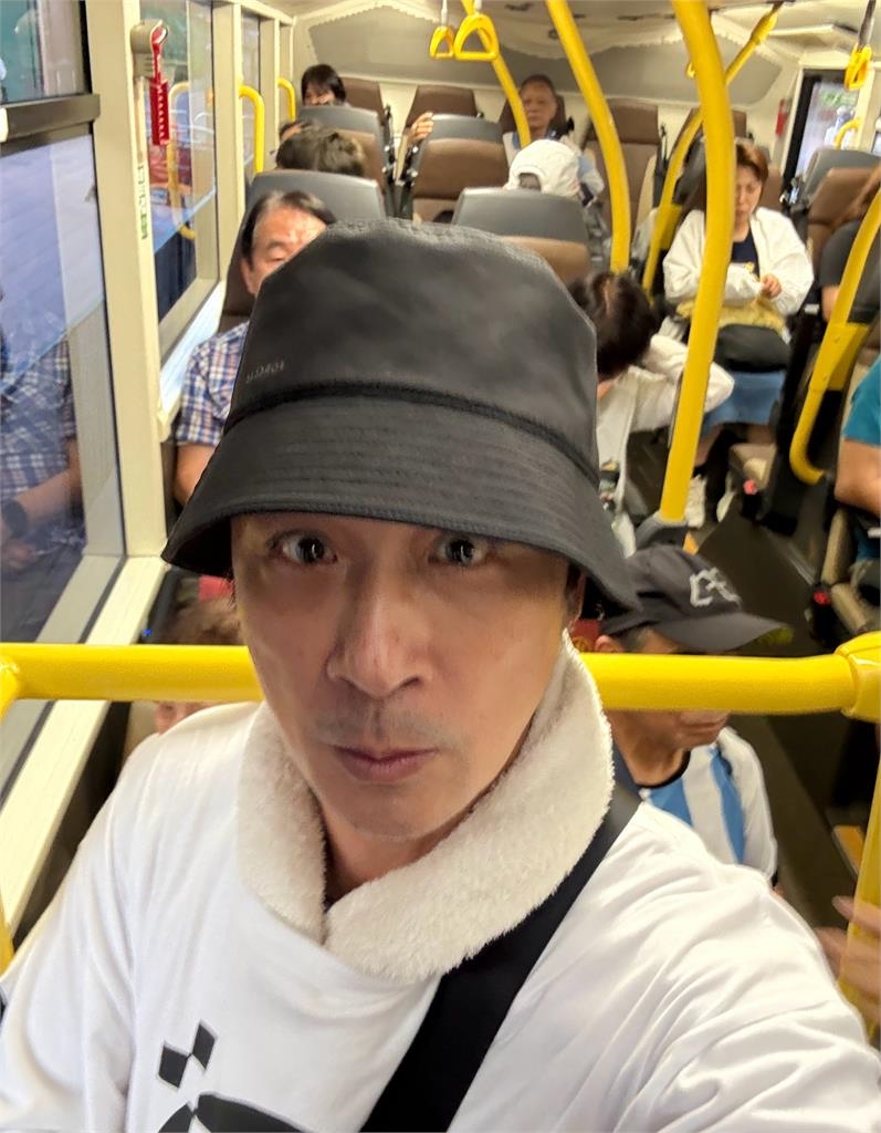 影帝吳鎮宇搭公車刷「老年卡」險被趕下！原因曝光網友狂讚：身分證確實18歲