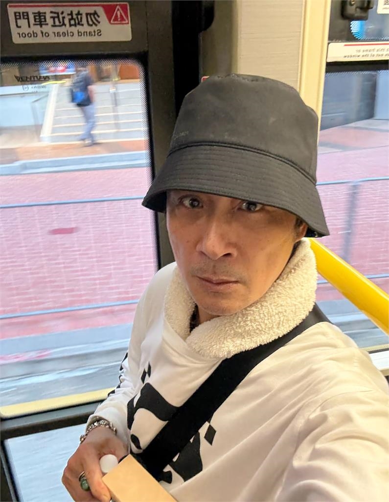 影帝吳鎮宇搭公車刷「老年卡」險被趕下！原因曝光網友狂讚：身分證確實18歲