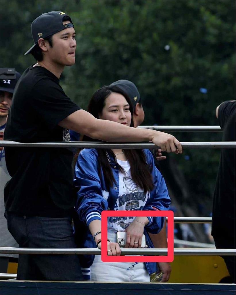 MLB／真美子有夠簡樸！老公大谷翔平每年薪水逼近億！卻還在用「這款」舊手機