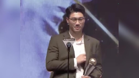 中職/化身眼鏡斯文型男上台!「小李飛刀」李振昌幽默:能拿「東山再起獎」代表我老了