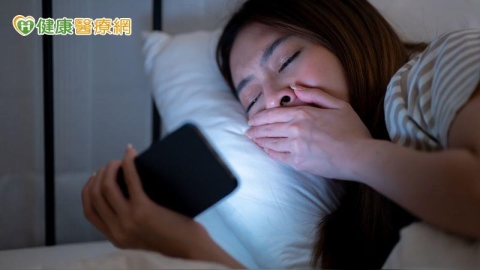 青少年8成睡眠不足!醫點名最大兇手:手機和遊戲 這樣做救回