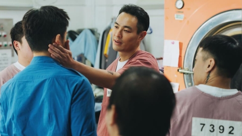 楊祐寧猛貼職場菜鳥!伸舌索吻嚇到對方「眼神求饒」 辛辣過程全曝