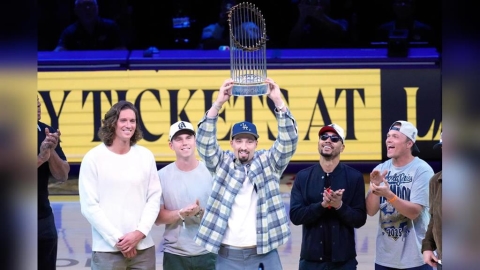 MLB(影)/同一個大老闆一家親! 道奇球星帶世界大賽冠軍金盃到湖人主場助陣