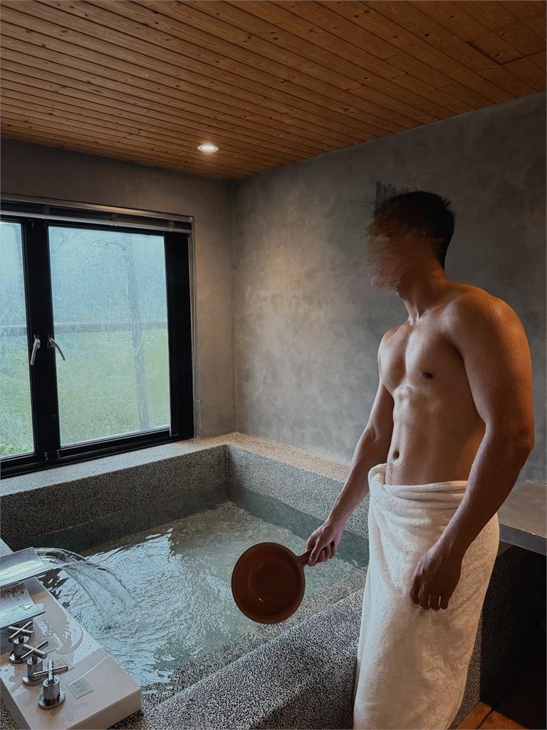 33歲黃小愛「脫離母單」溫泉激吻男友！霸氣放話：把情侶放閃的事全做