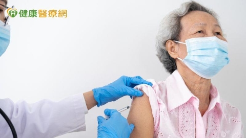 肺炎已成第三大死因！專家：65 歲以上務必接種「這2劑疫苗」