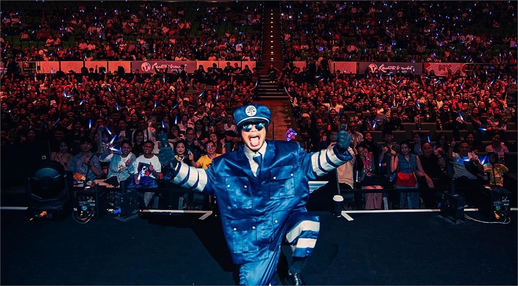 黃明志當年「從這裡」發跡！替爸媽寫歌如今涉毒「才子+孝子」形象全崩壞