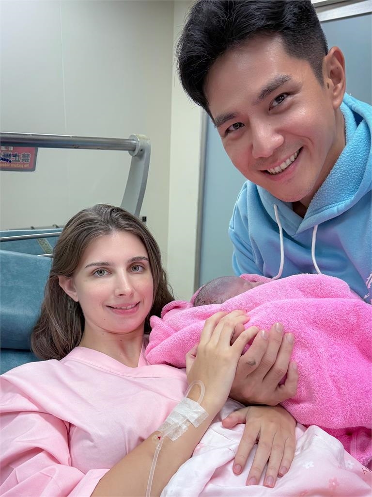 祖雄升格2寶爸「半裸抱子」照曝光！粉絲送祝福：兒女雙全湊好字