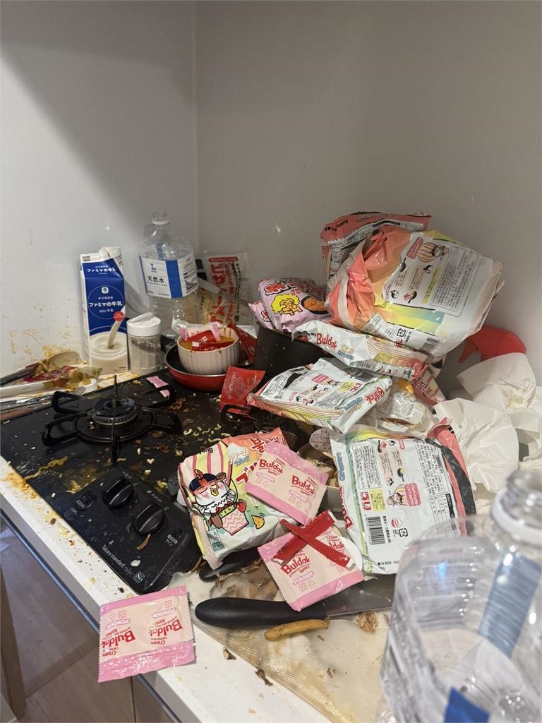 日正妹嘆「鬱悶讓屋子凌亂」還是相反?「3張誇張床照」曝百萬人傻眼