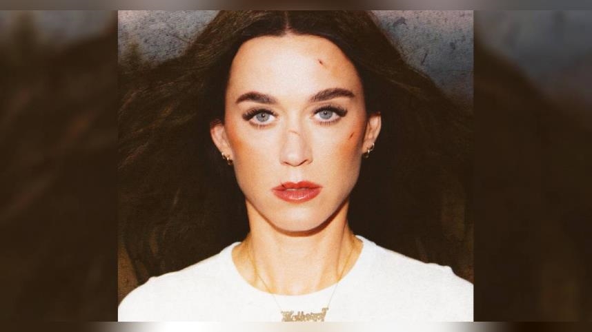 凱蒂佩芮揮別情傷自嘲「瀕死」　直白唱出：OK繃貼滿破碎的心