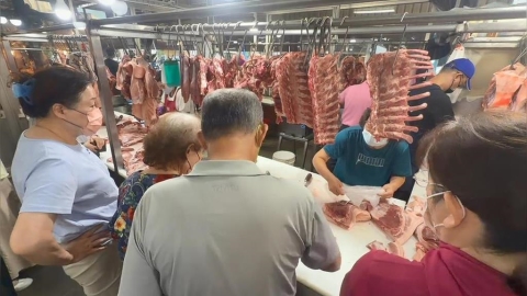 國產豬肉解封！首批溫體豬抵黃昏市場　民眾排隊搶肉