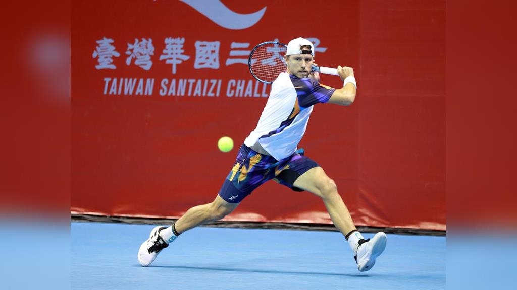 網球(影)／華國三太子盃8強點燃戰火！頭號種子達克沃思直落二闖男單4強