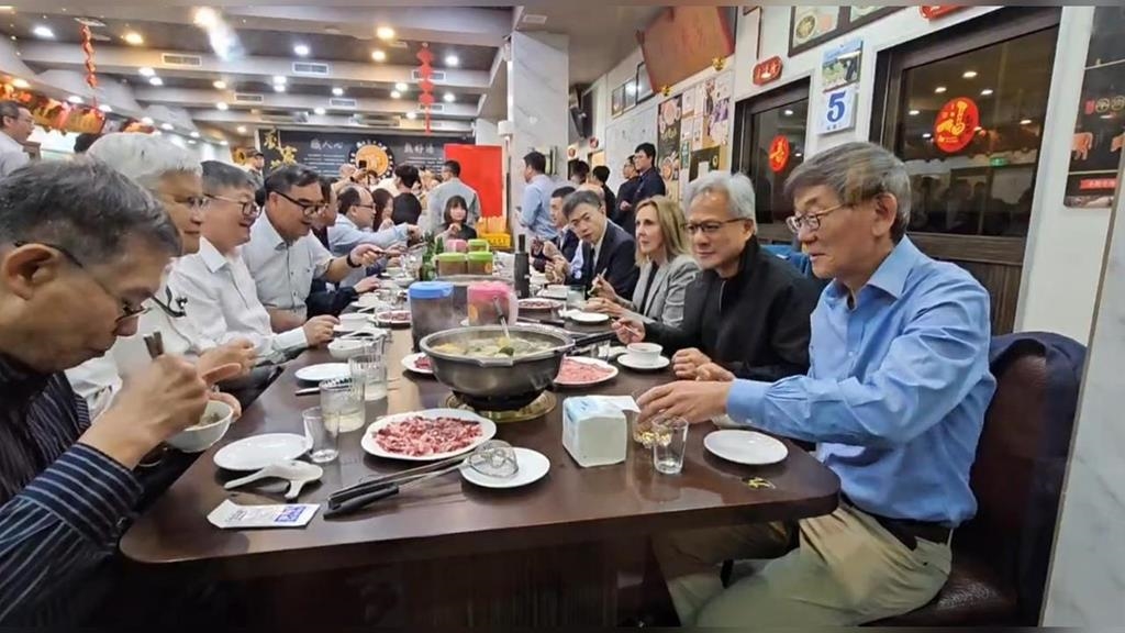 黃仁勳還在台南！與台積電餐敘大啖牛肉爐　畫面曝光