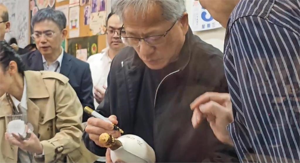 快新聞/黃仁勳還在台南!與台積電餐敘大啖牛肉爐 畫面曝光