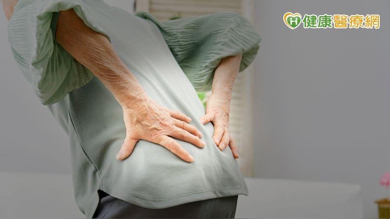 「退化性脊椎滑脫」易腿麻、走不遠　醫：正確治療才能維持行走