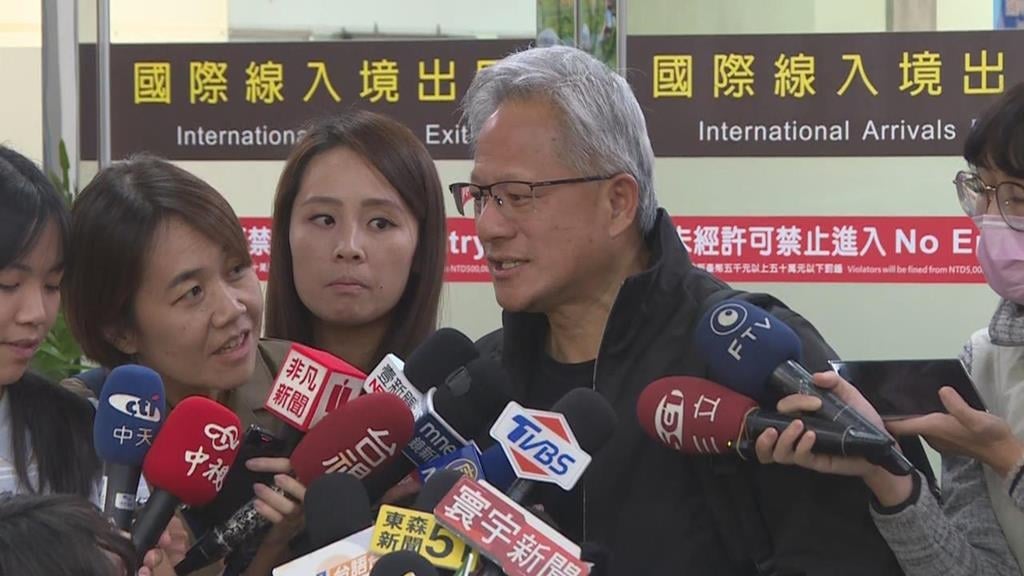 LIVE／黃仁勳搭機飛抵台南機場　現場直擊受訪畫面