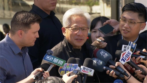 LIVE／黃仁勳搭機飛抵台南機場　現場直擊受訪畫面