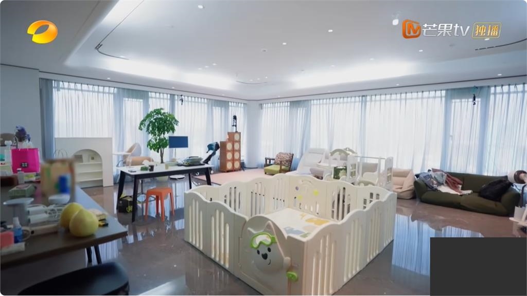 歐陽妮妮公開杭州豪宅「超狂大客廳」曝光！妹娜娜「送6張沙發」裝不滿