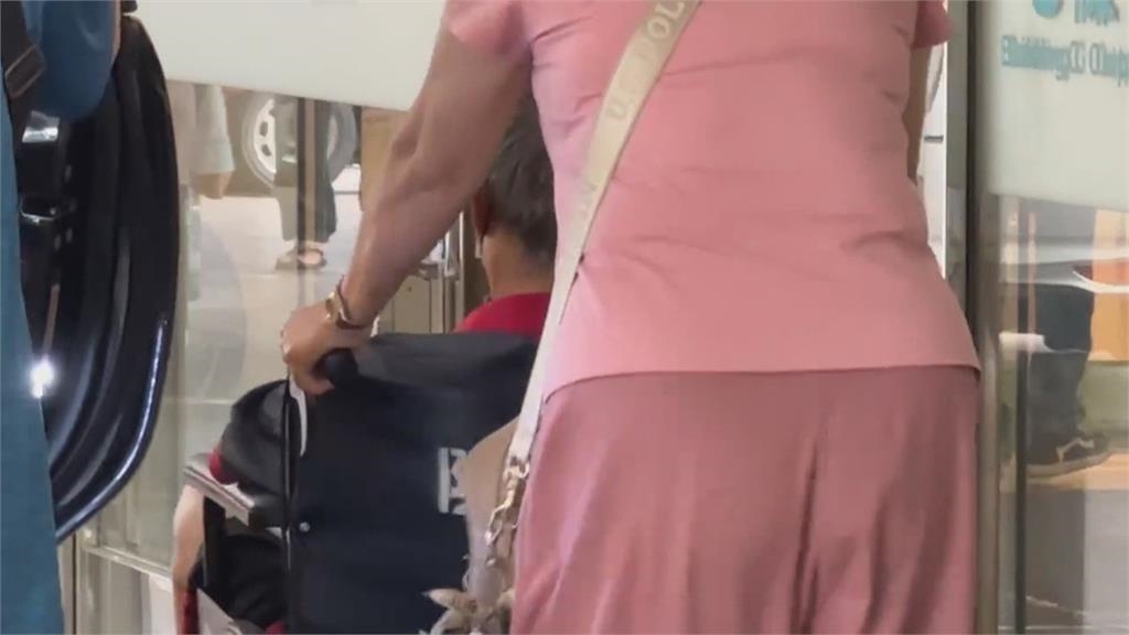 未陪同老母就診隔日想問病況　女子沒做「這件事」闖診間還嗆醫生