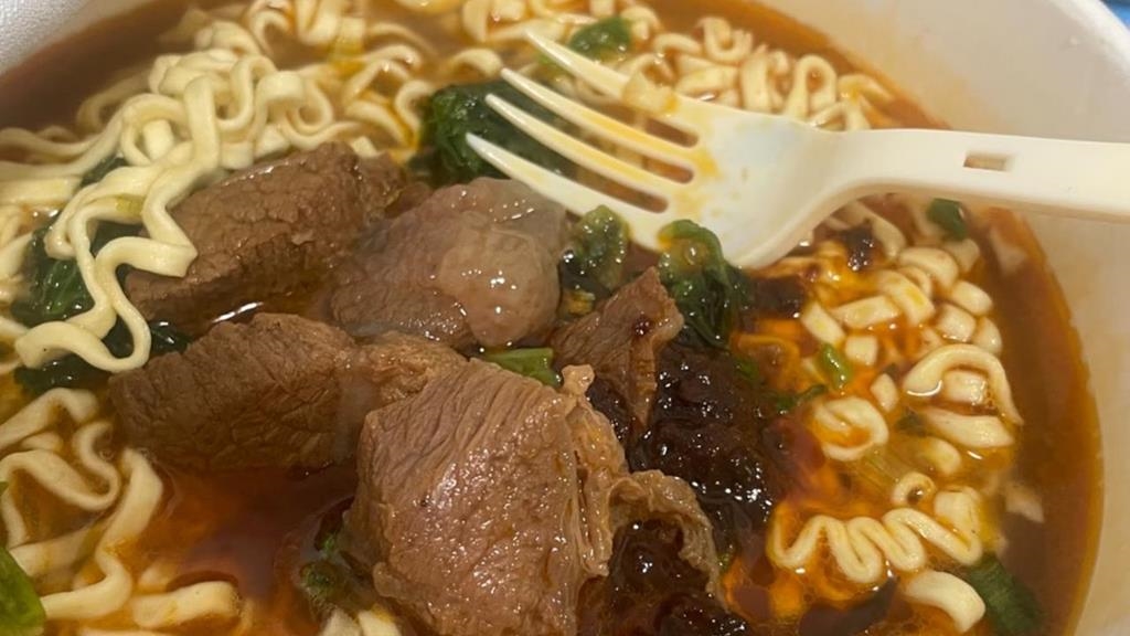 泡麵料理包直接沖泡「口感差」？網友曝：多加「1步驟」煮出來像現煮