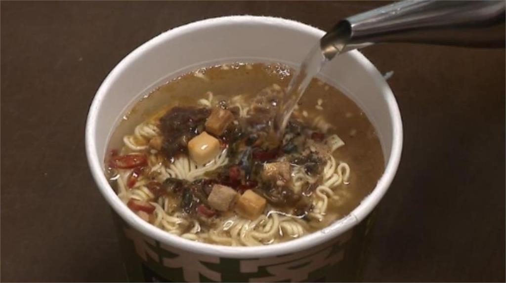 泡麵料理包直接沖泡「口感差」？網友曝：多加「1步驟」煮出來像現煮