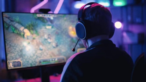 30歲男長期熬夜打電動罹患「腦膜炎」！醫院驚揭：患者「平均年齡僅26歲」