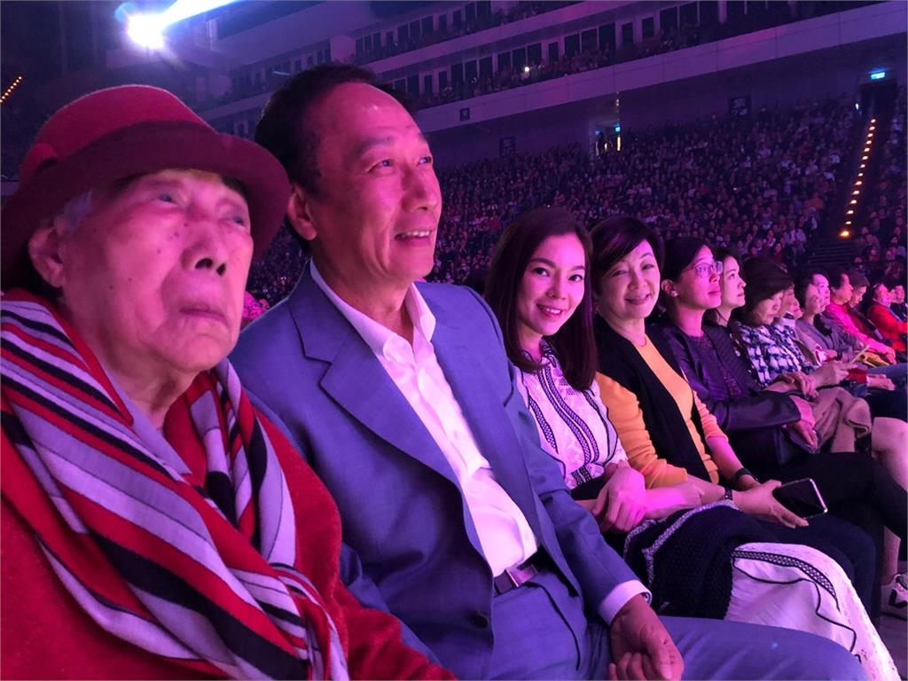 郭台銘媽媽才剛離世！曾馨瑩隔天秒「慶祝51歲生日」這2大咖也在場