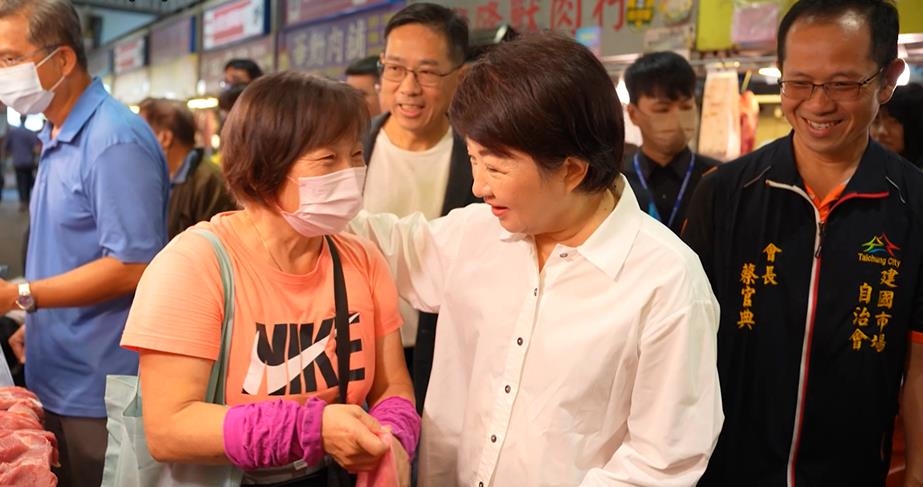 盧秀燕赴建國市場關心豬肉供應 攤商:別辦活動 快補助「卡實在」