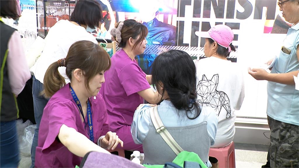 疾管署攜手賣場設接種站　宣傳「左流右心健康安心」