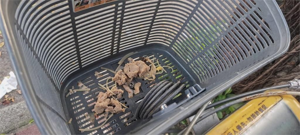 惡作劇？微笑單車置物籃被「倒泡麵」　民眾：噁到根本不敢借