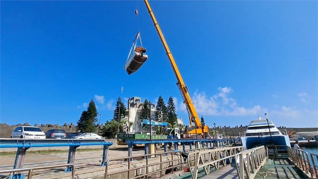 快新聞/鳳凰未至已傳災情!宜蘭大同「落石砸車」4人受驚 碧砂漁港急吊遊艇上陸