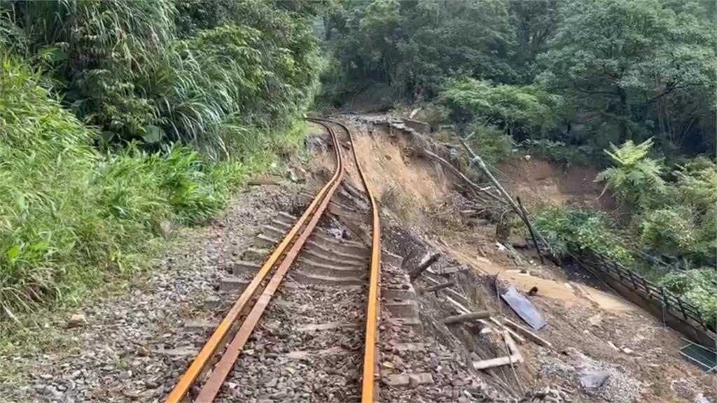 快新聞/鳳凰未至已傳災情!宜蘭大同「落石砸車」4人受驚 碧砂漁港急吊遊艇上陸