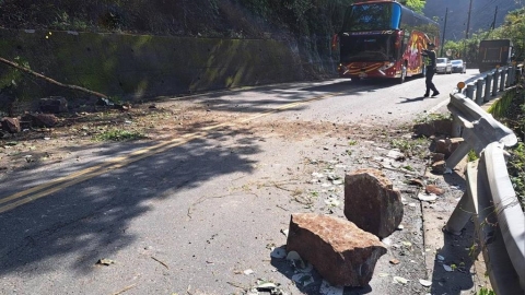 鳳凰未至已傳災情!宜蘭大同「落石砸車」4人受驚 碧砂漁港急吊遊艇上陸