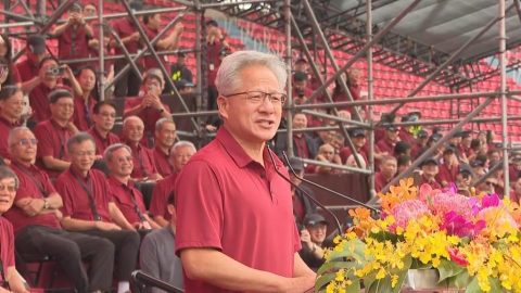 台積電我愛你！黃仁勳現身運動會　曝農曆新年前再來台