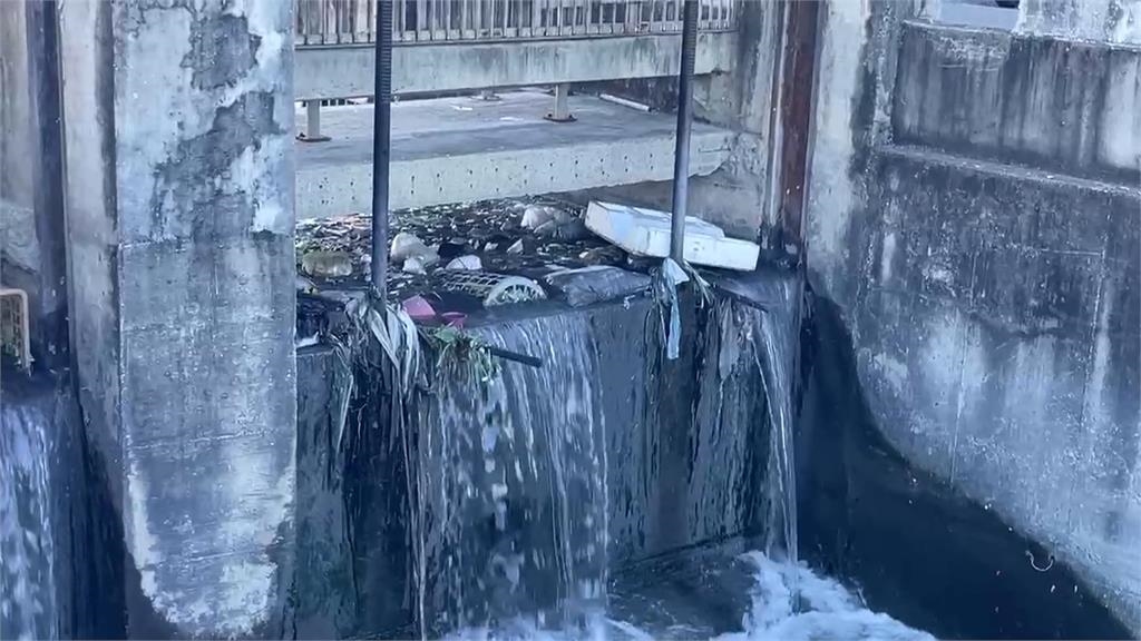西螺大排赫見"垃圾漂漂河" 雲林縣環保局開4罰單