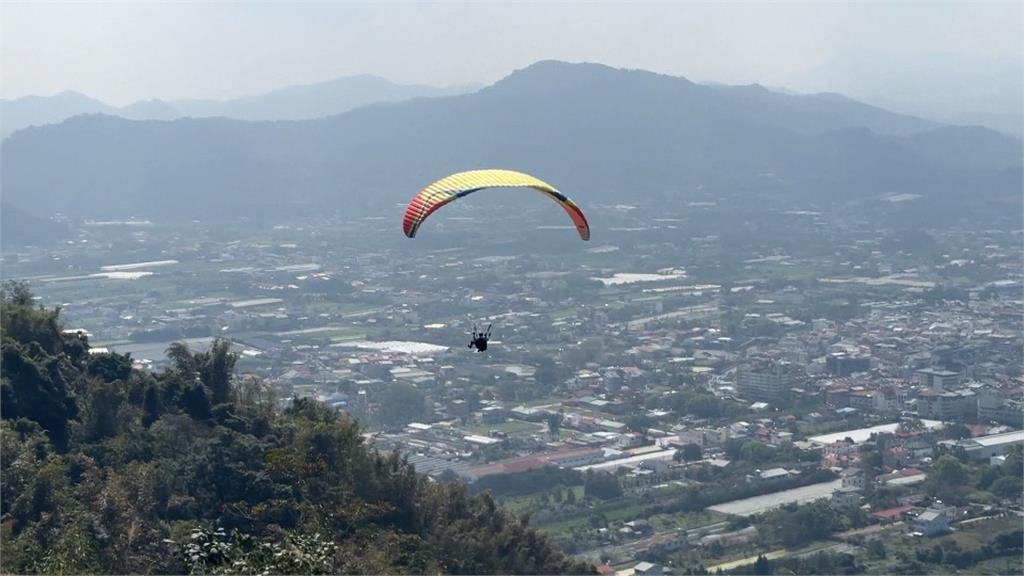 南投2飛行傘"空中相撞" 網友笑稱:空中也有三寶